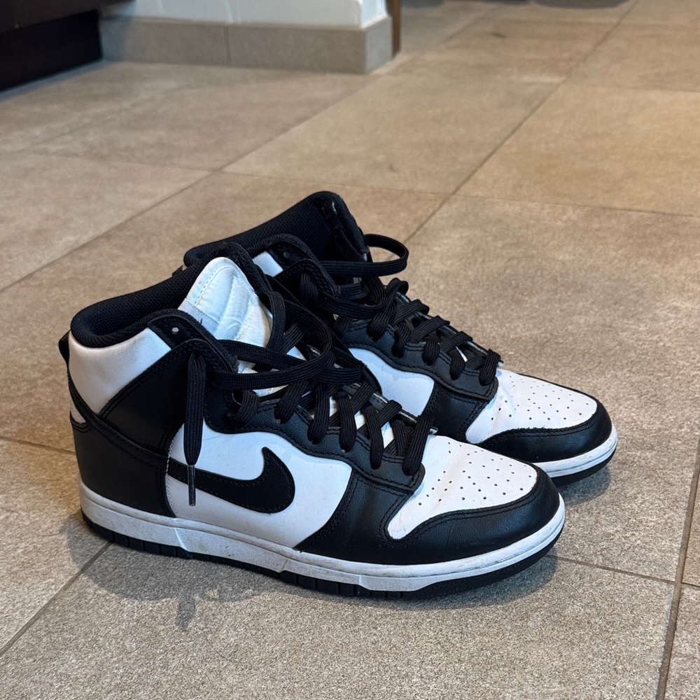 Nike Women's Black and White Sneakers